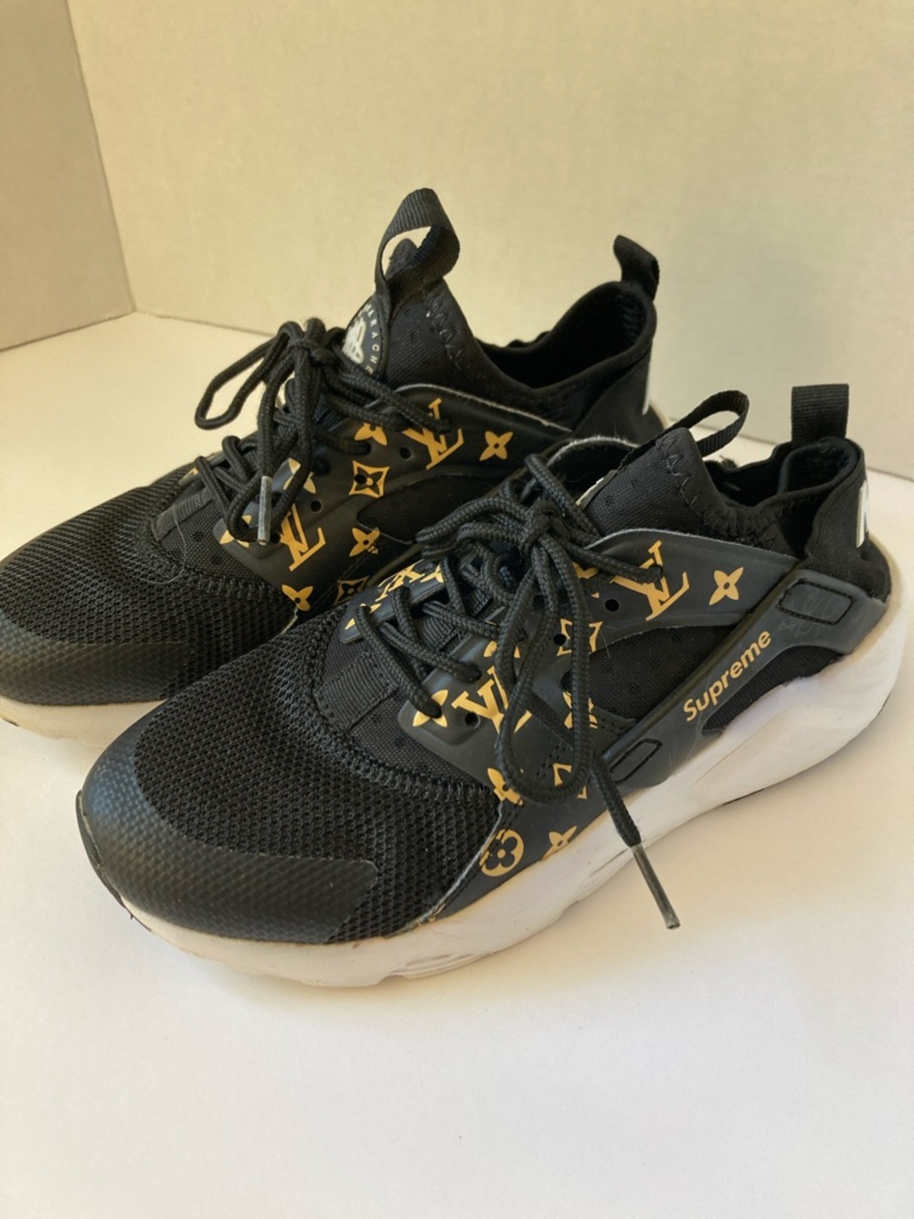 Nike Air Huarache Supreme kids size 6 Black and Gold Sneakers